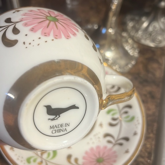 Cute pink cream and gold tea cup - Picture 3 of 3